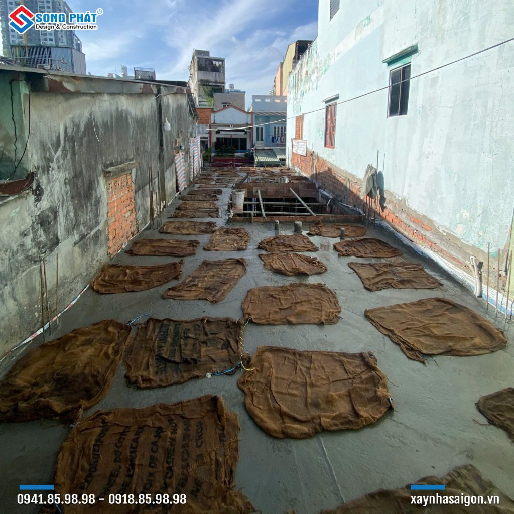 Bao che, tưới ẩm bảo dưỡng bê tông sàn 