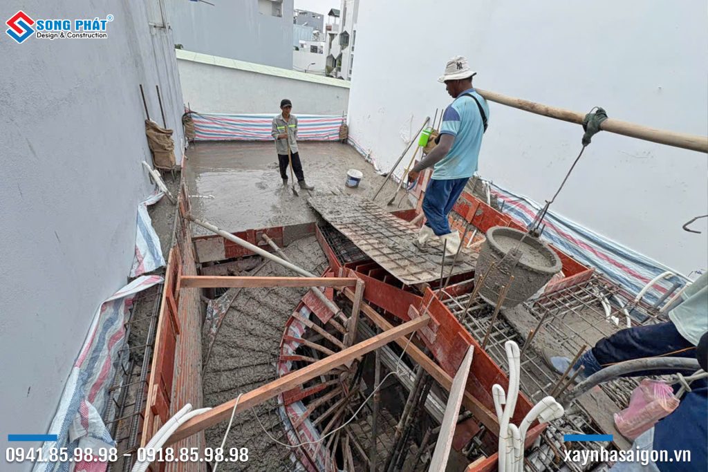 Đổ bê tông sàn lầu 2