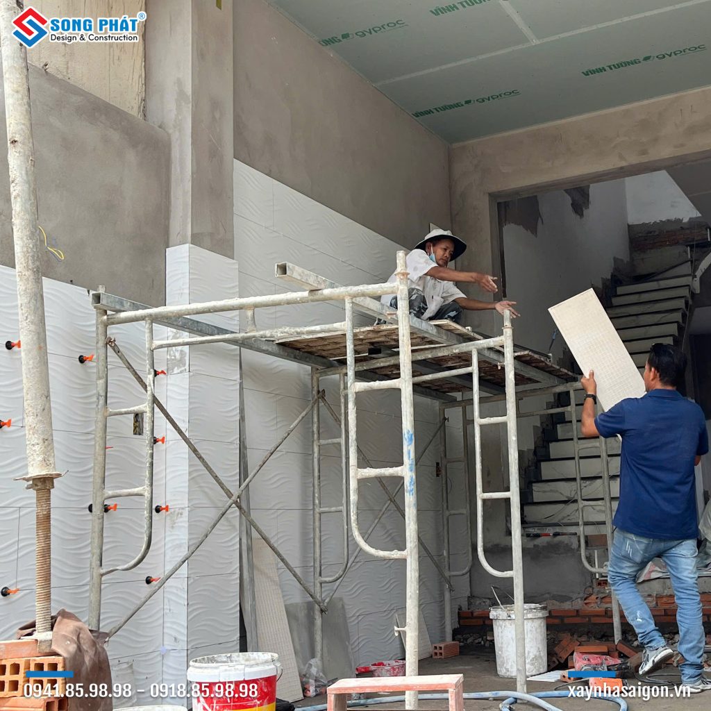 22/09 Ốp lát gạch tường sân trước 