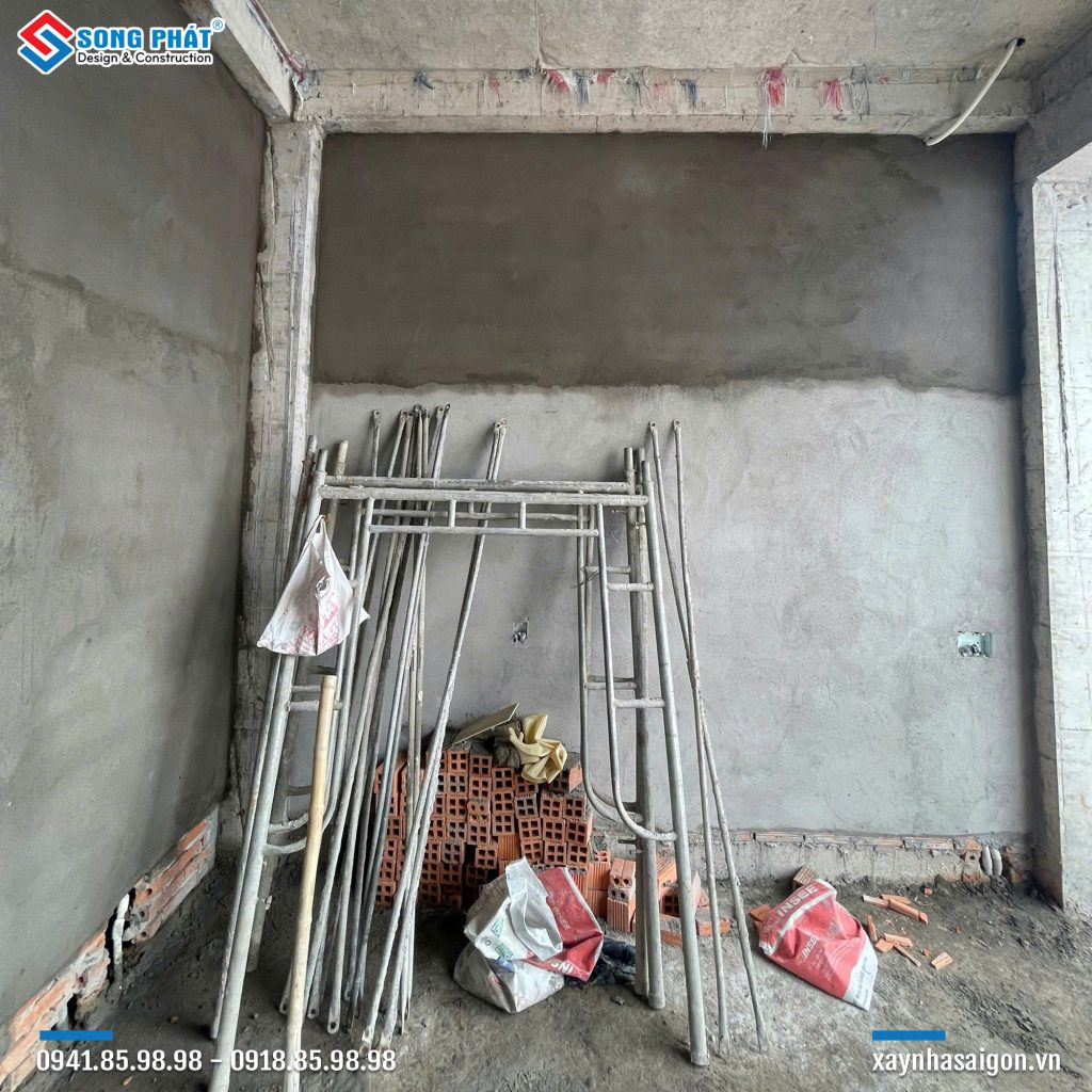 25/10 tô tường trong nhà lầu 1