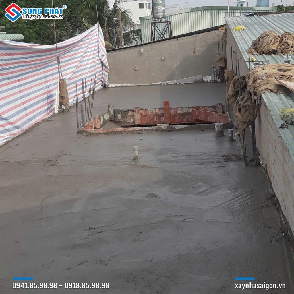 Đổ bê tông sàn lầu 1