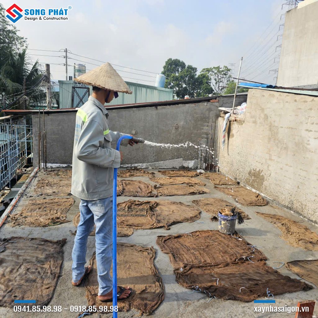 Bao che, tưới ẩm bảo dưỡng bê tông sàn 