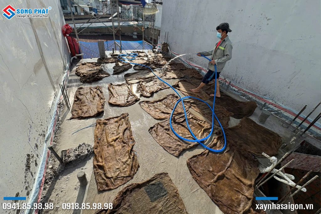 Bao che, tưới ẩm bảo dưỡng bê tông sàn 