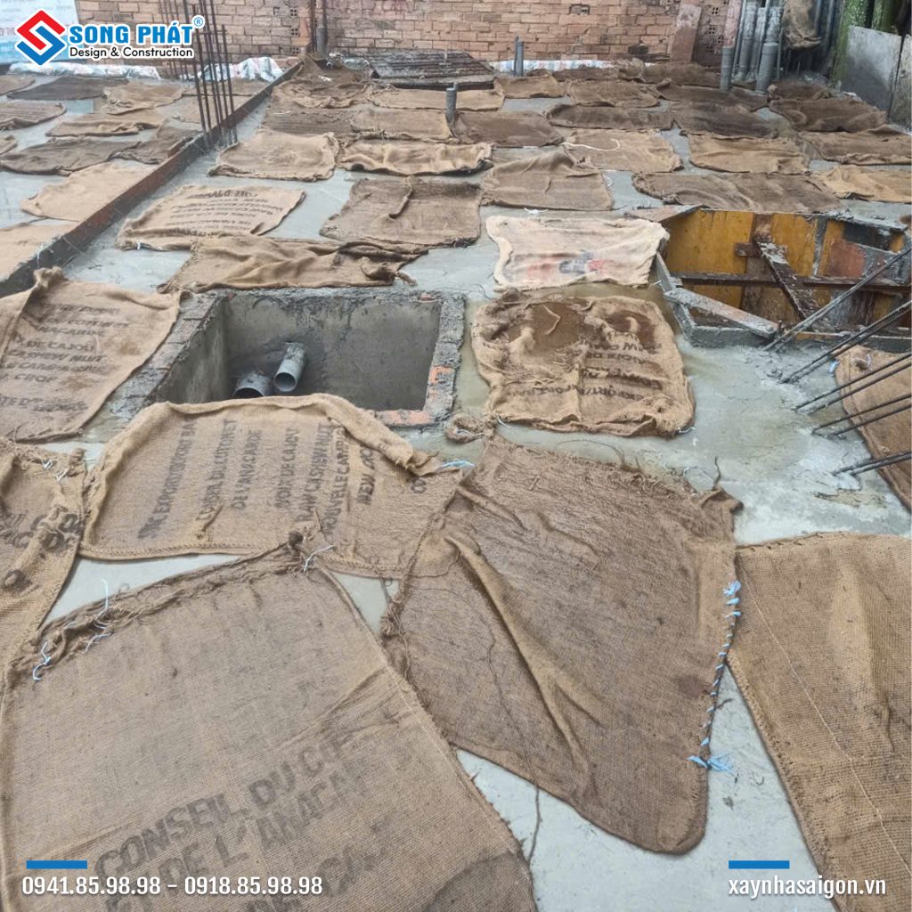 Bao che, tưới ẩm bảo dưỡng bê tông sàn 