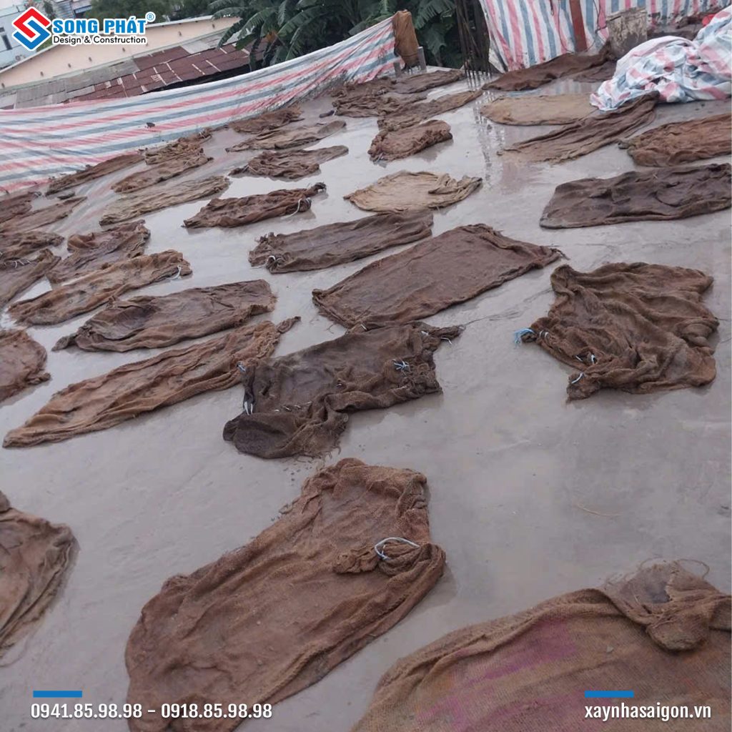 Bao che, tưới ẩm bảo dưỡng bê tông 