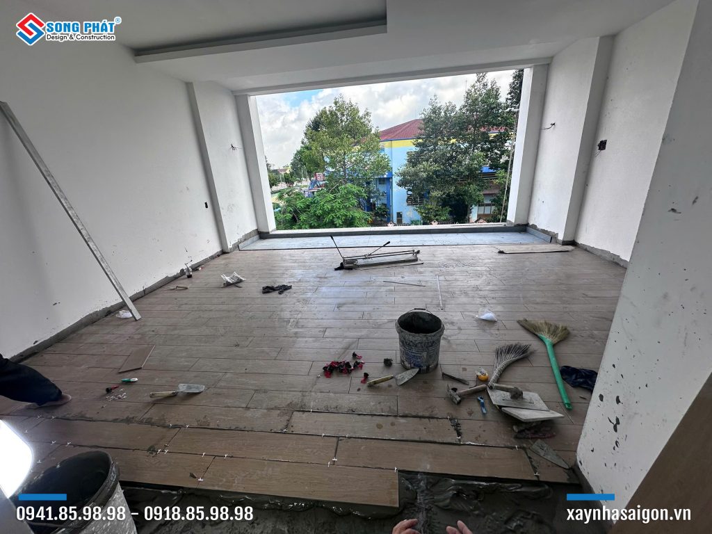 04/11 Lát gạch phòng ngủ lầu 1