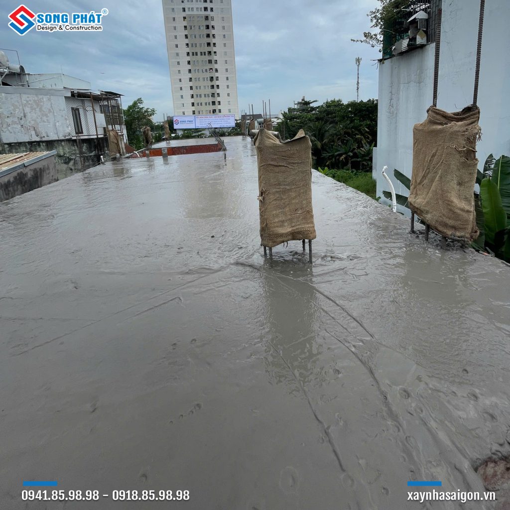 Hoàn thiện đổ bê tông sàn lầu 2