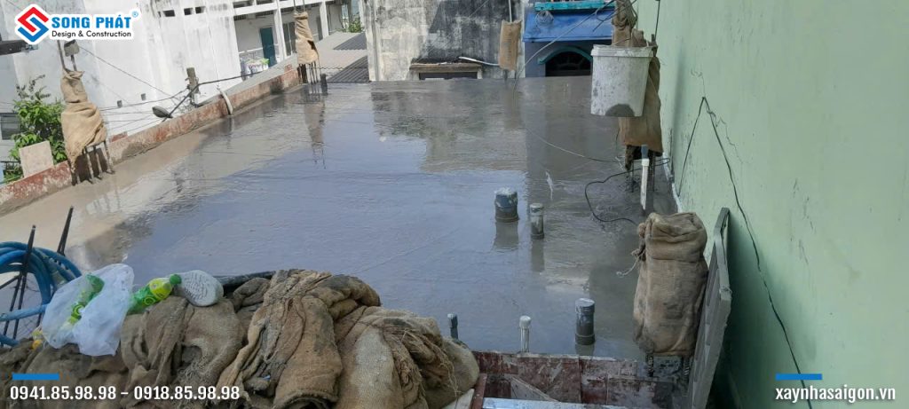 Đổ bê tông sàn lầu 2