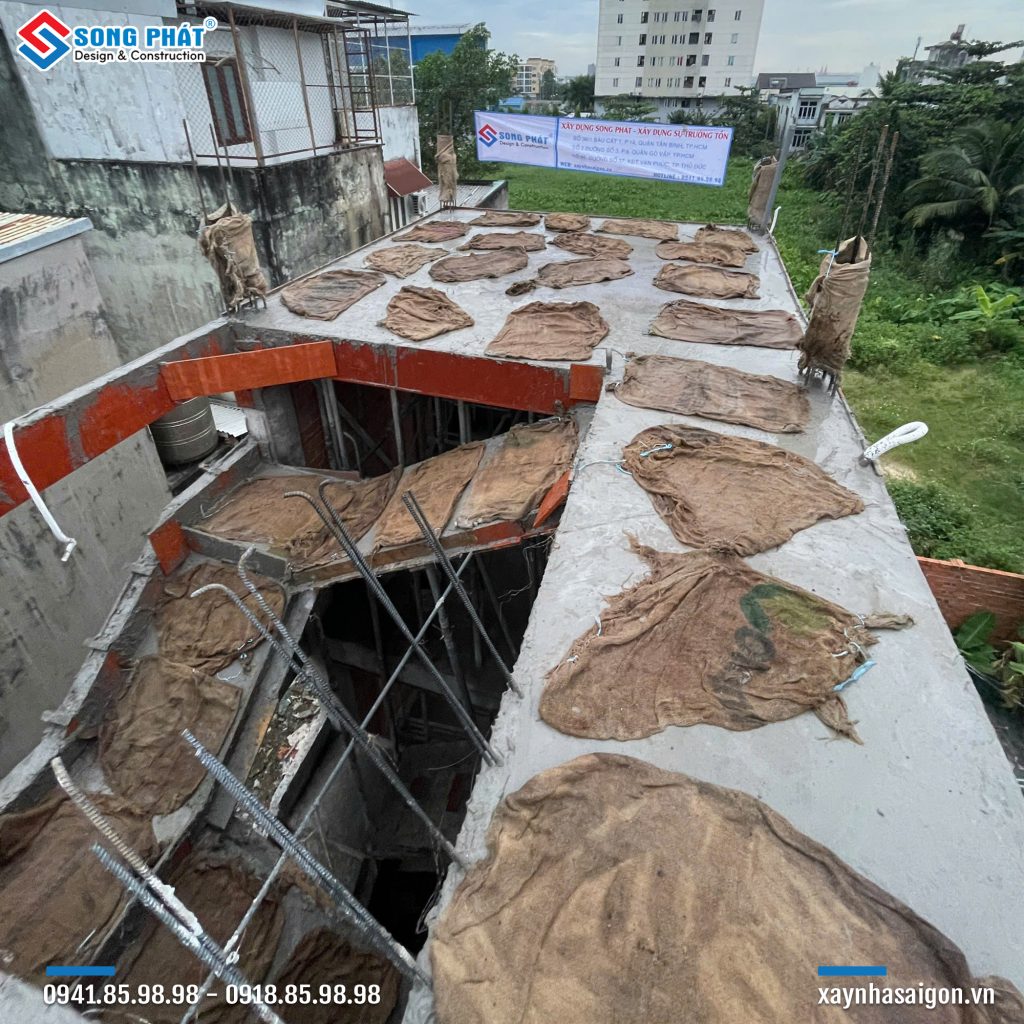 Bao che, tưới ẩm bảo dưỡng bê tông sàn 