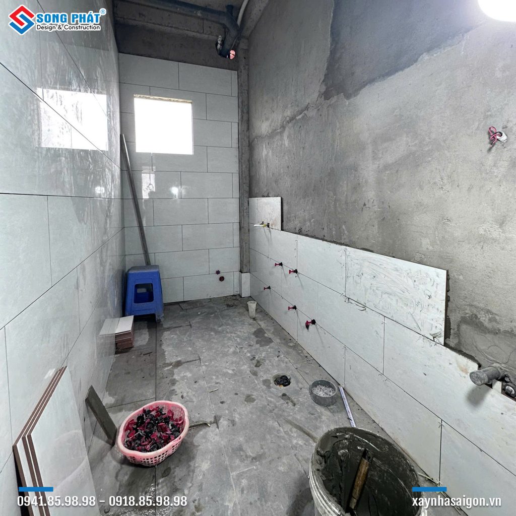 22/09 Ốp gạch WC lầu 1