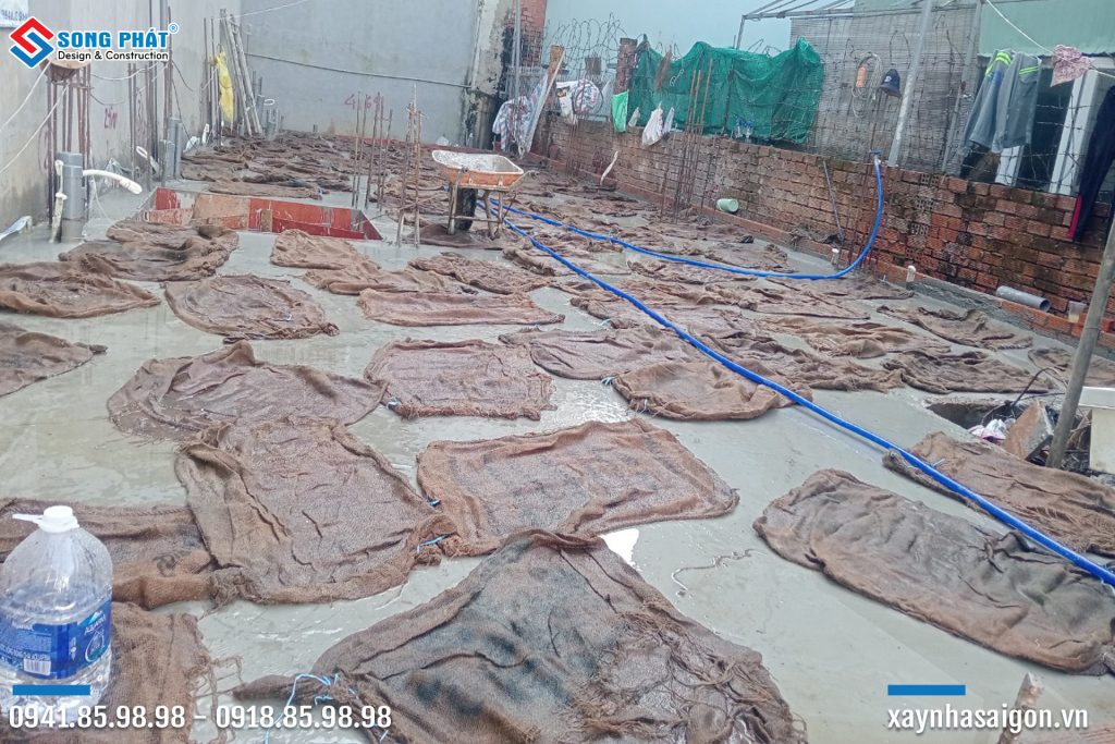 Bao che, tưới ẩm bảo dưỡng bê tông sàn 