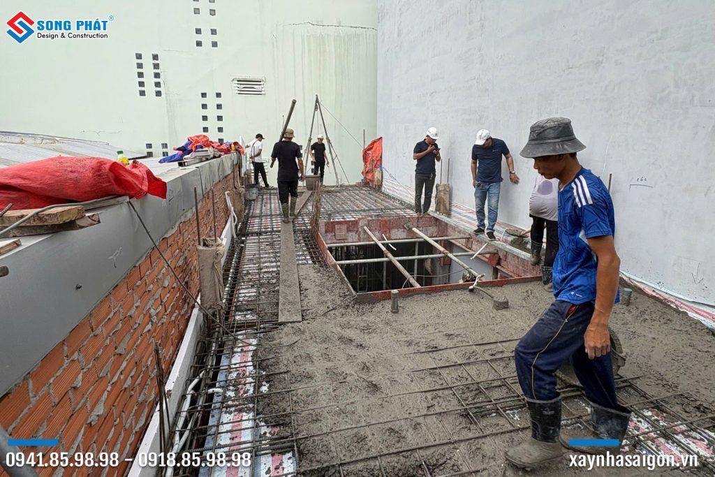 08/10 Đổ bê tông sàn lầu 2