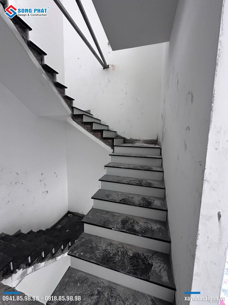 12/11 Thi công đá cầu thang