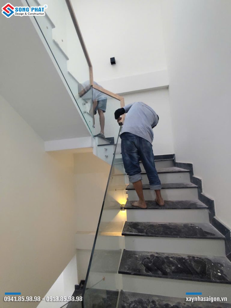 20/11 Lắp lan can kính cầu thang