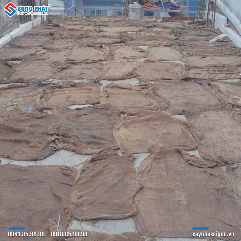 Bao che, tưới ẩm bảo dưỡng bê tông sàn 