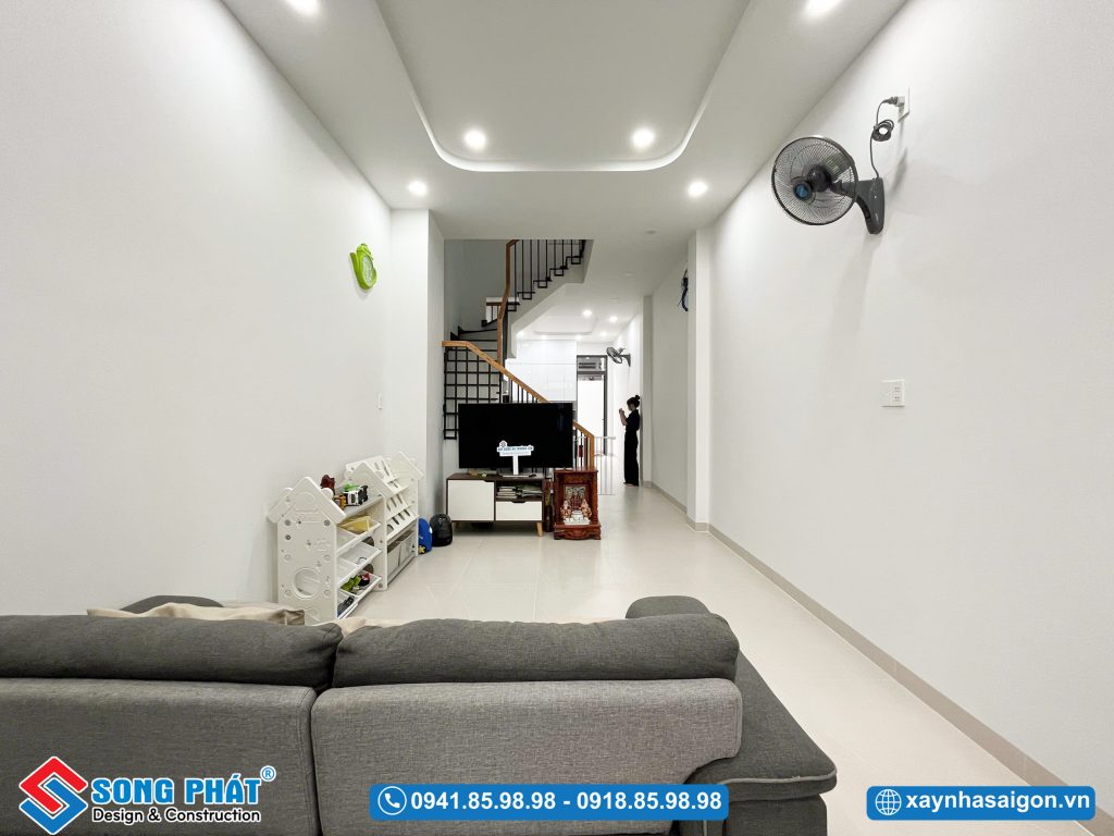 Không gian tầng trệt thoáng đạt với thiết kế thông nhau giữa khách và bếp