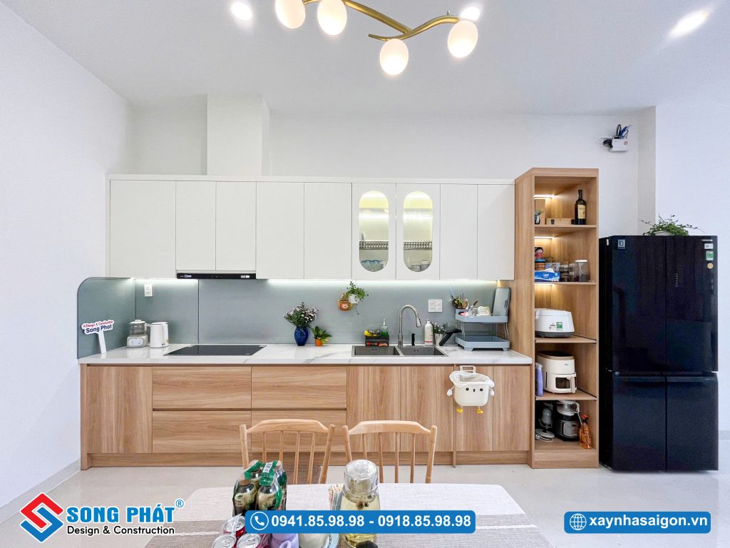 Tủ bếp tone trắng nâu mang lại cảm giác hài hòa, ấm áp