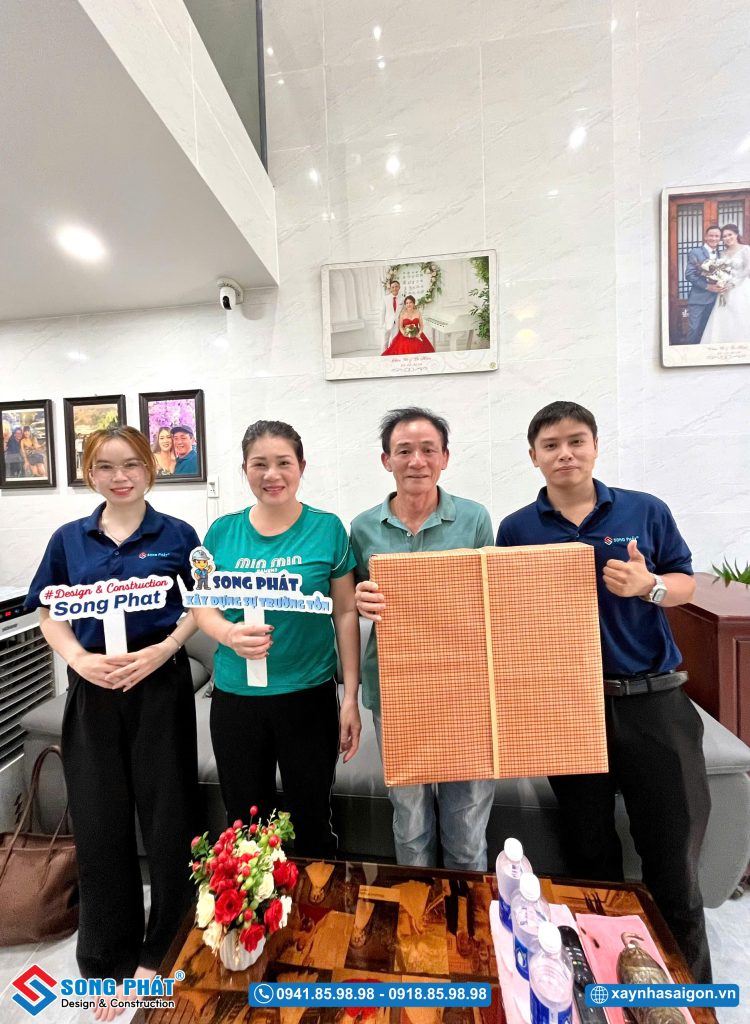 Đội ngũ song Phát đến bàn giao và tặng quà cho gia đình anh Hòa