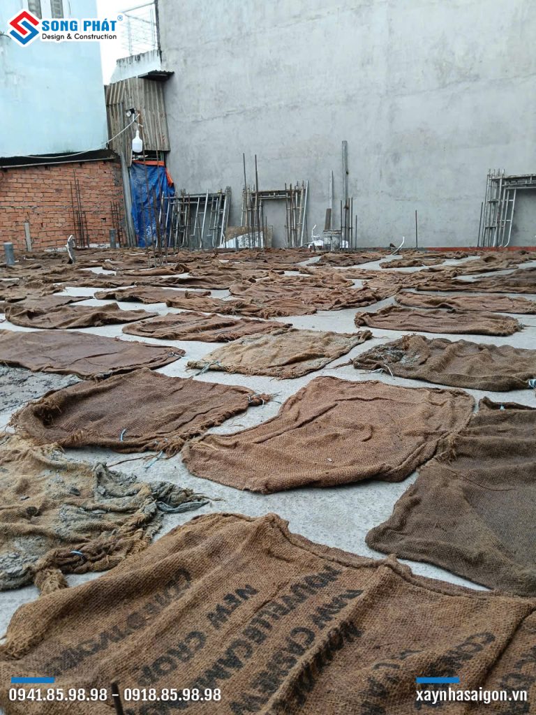 Bao che, tưới ẩm bảo dưỡng bê tông sàn 