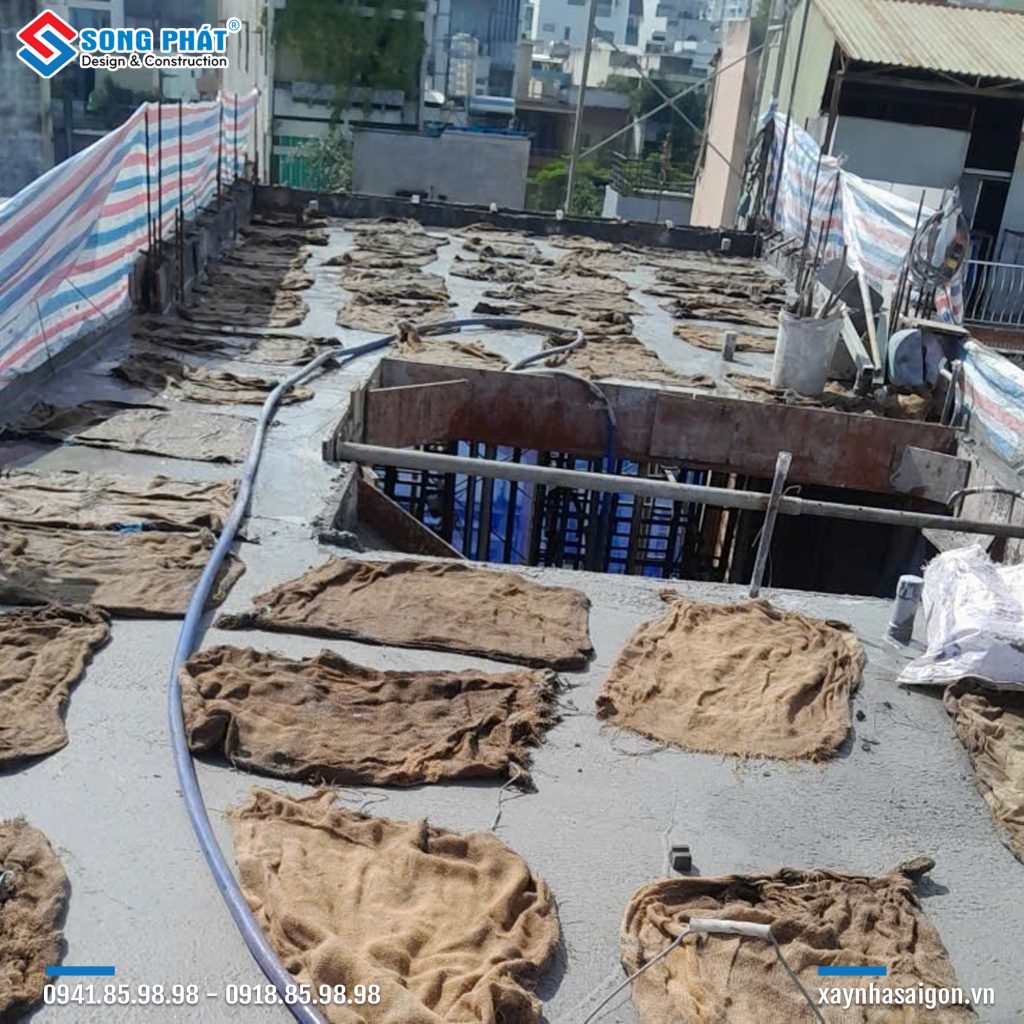 Bao che, tưới ẩm bảo dưỡng bê tông sàn 