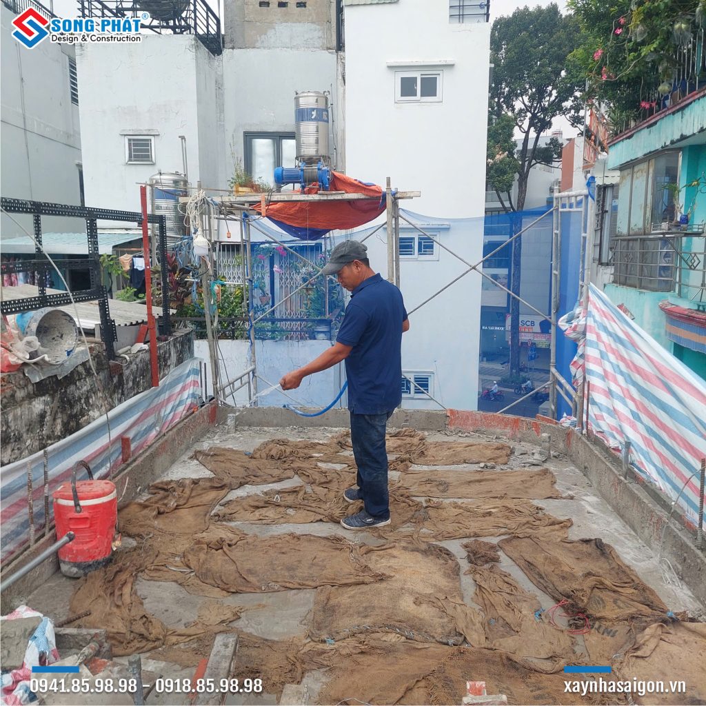 Bao che, tưới ẩm bảo dưỡng bê tông sàn 