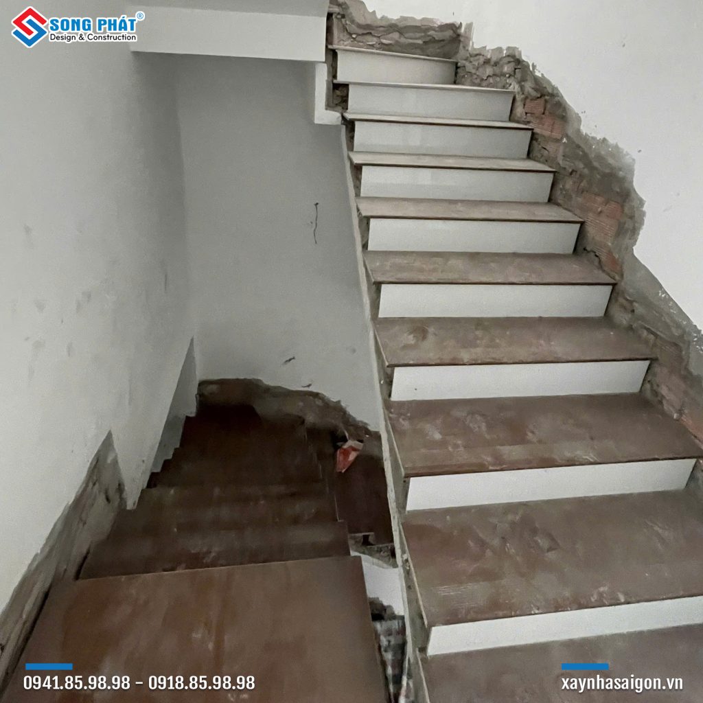 22/09 Thi công đá cầu thang 