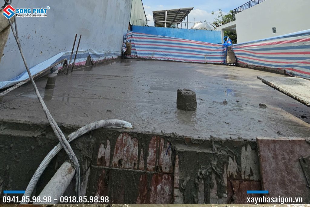 21/10 Đổ bê tông sàn lầu 2