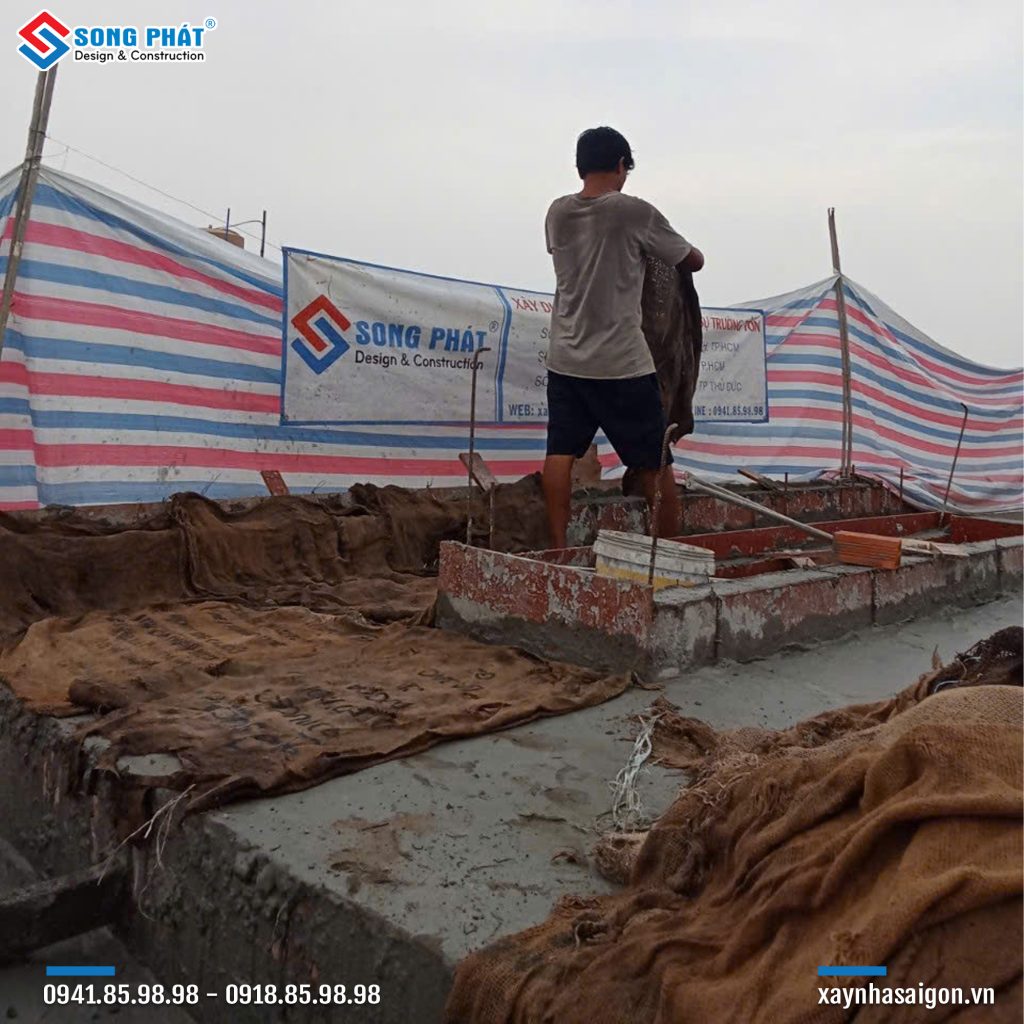 Bao che, tưới ẩm bảo dưỡng bê tông sàn