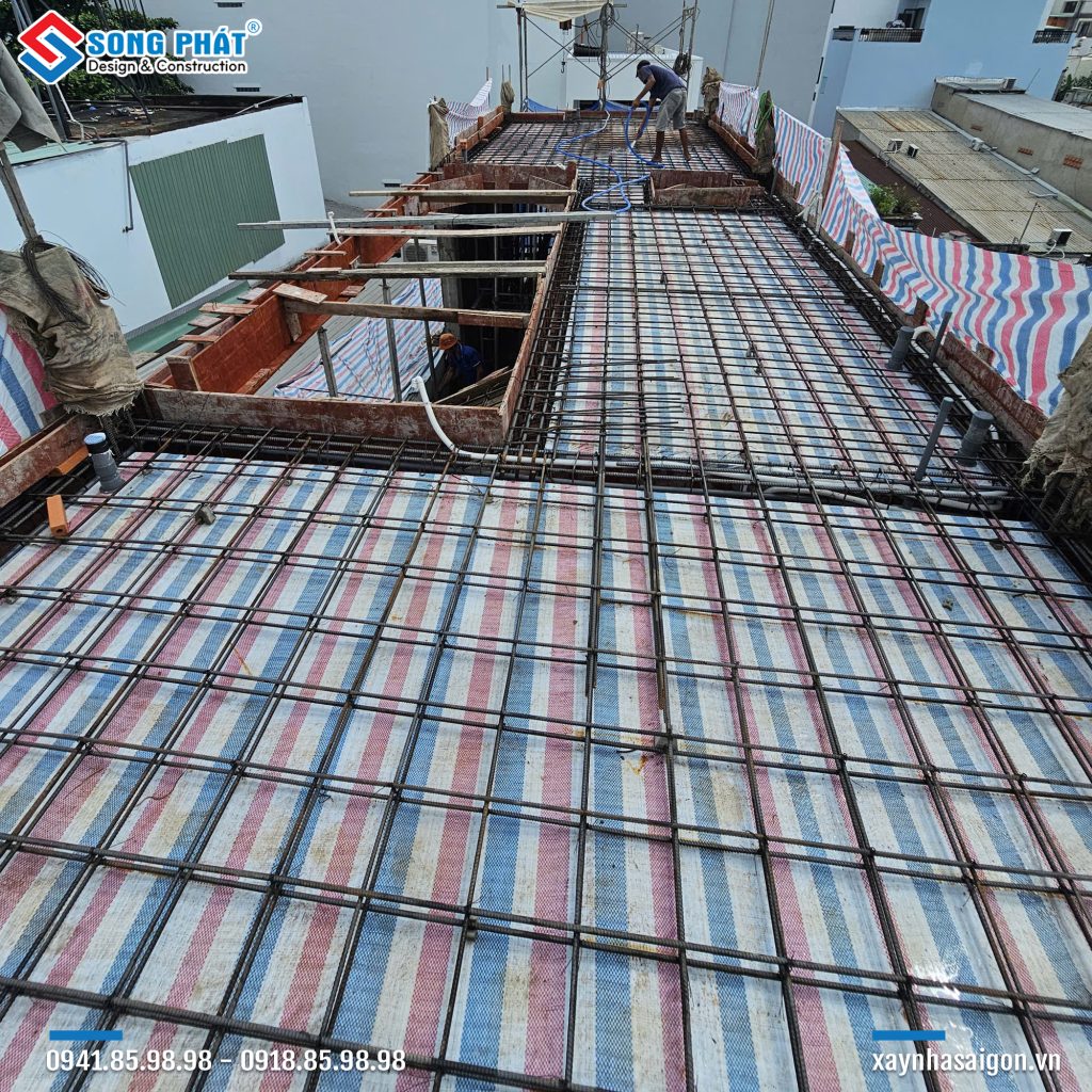 08/10 Hoàn thiện đi thép sàn sân thượng 