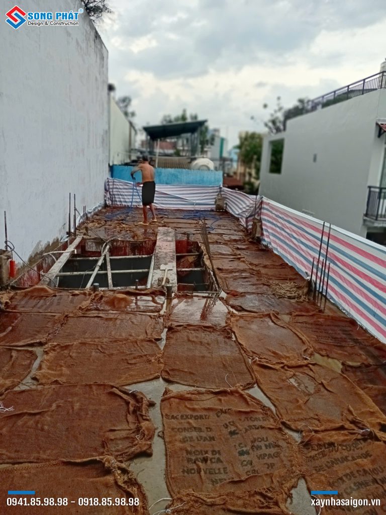 Bao che, tưới ẩm bảo dưỡng bê tông sàn 