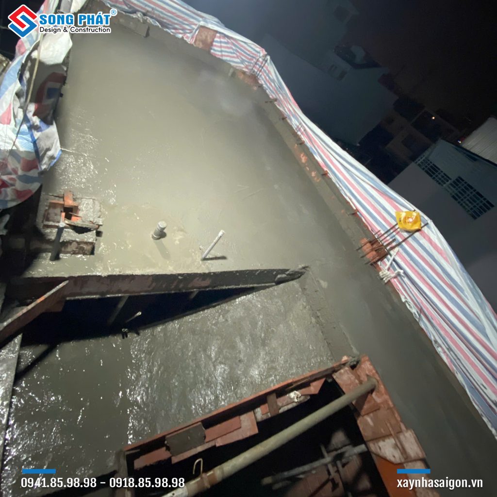 02/11 Đổ bê tông sàn sân thượng