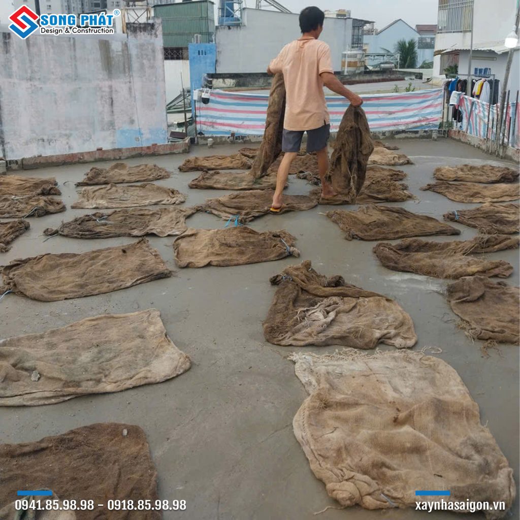 Bao che, tưới ẩm bảo dưỡng bê tông sàn 