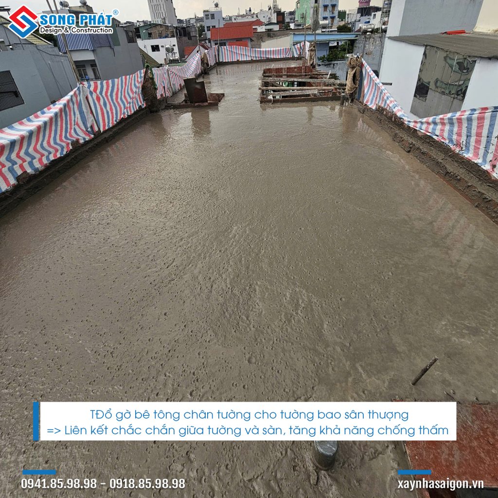 08/10 Đổ bê tông sàn sân thượng 