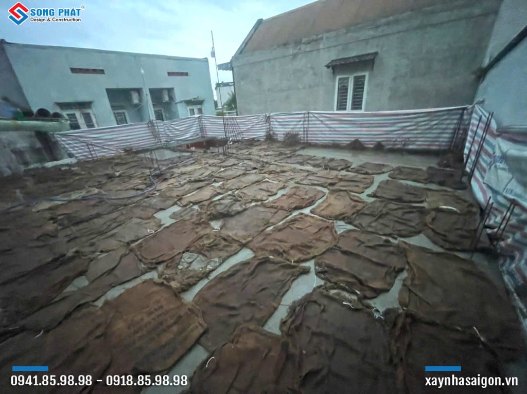 Bao che, tưới ẩm bảo dưỡng bê tông sàn 