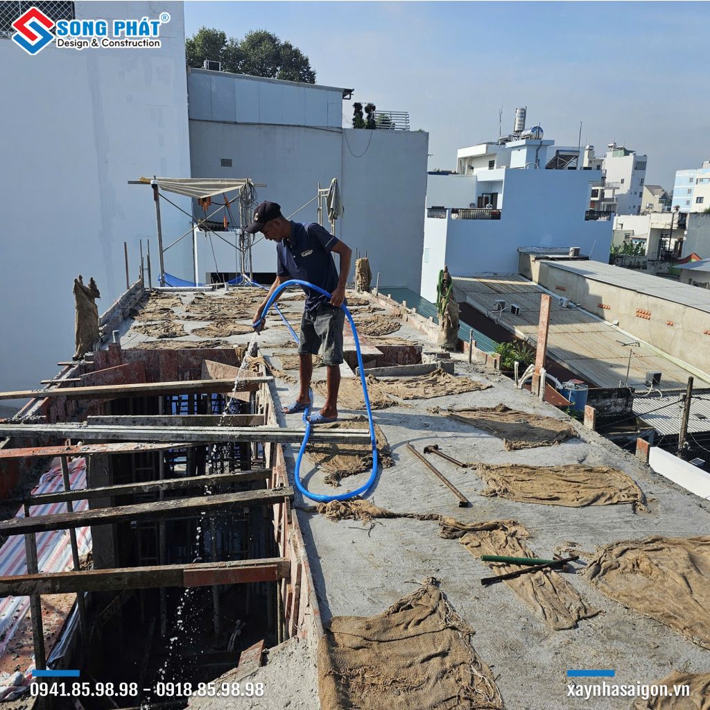 Bao che, tưới ẩm bảo dưỡng bê tông sàn 