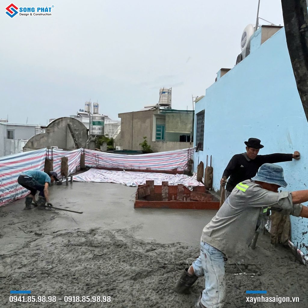 08/09 Đổ bê tông sàn sân thượng 