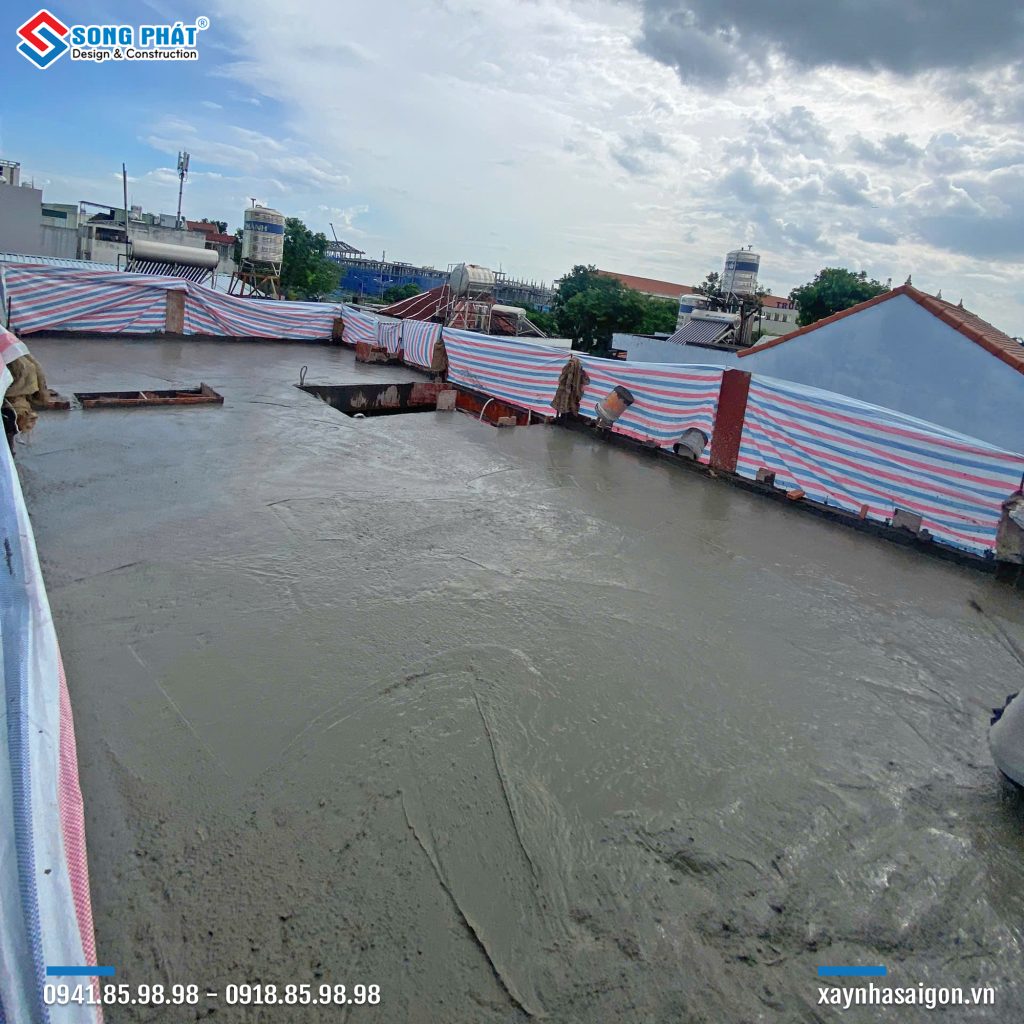 18/08 Đổ bê tông sàn sân thượng 