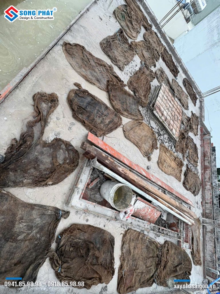 Bao che, tưới ẩm bảo dưỡng bê tông sàn 