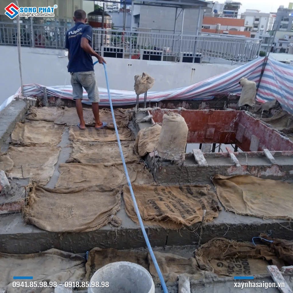 Bao che, tưới ẩm bảo dưỡng bê tông sàn 