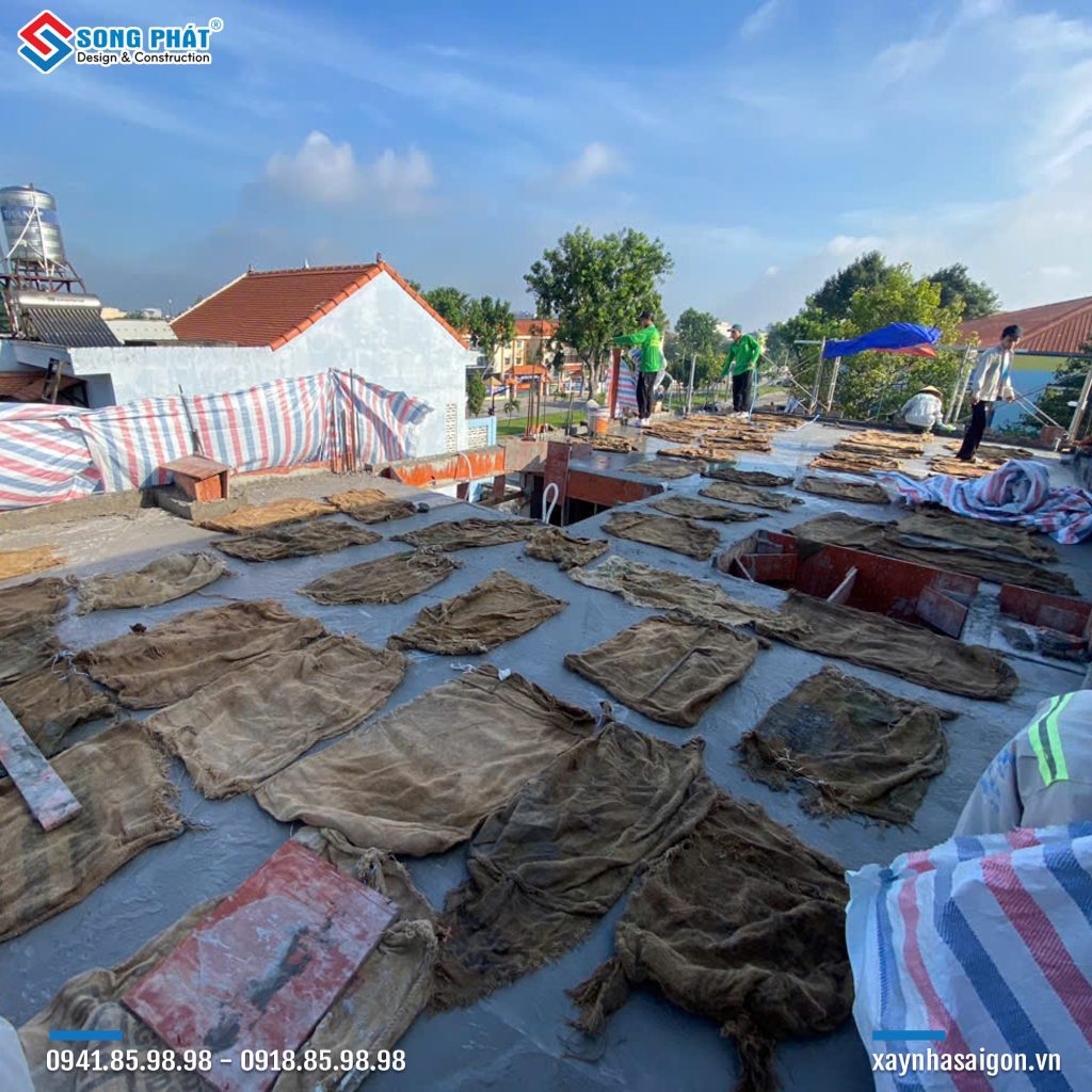 Bao che, tưới ẩm bảo dưỡng bê tông sàn 