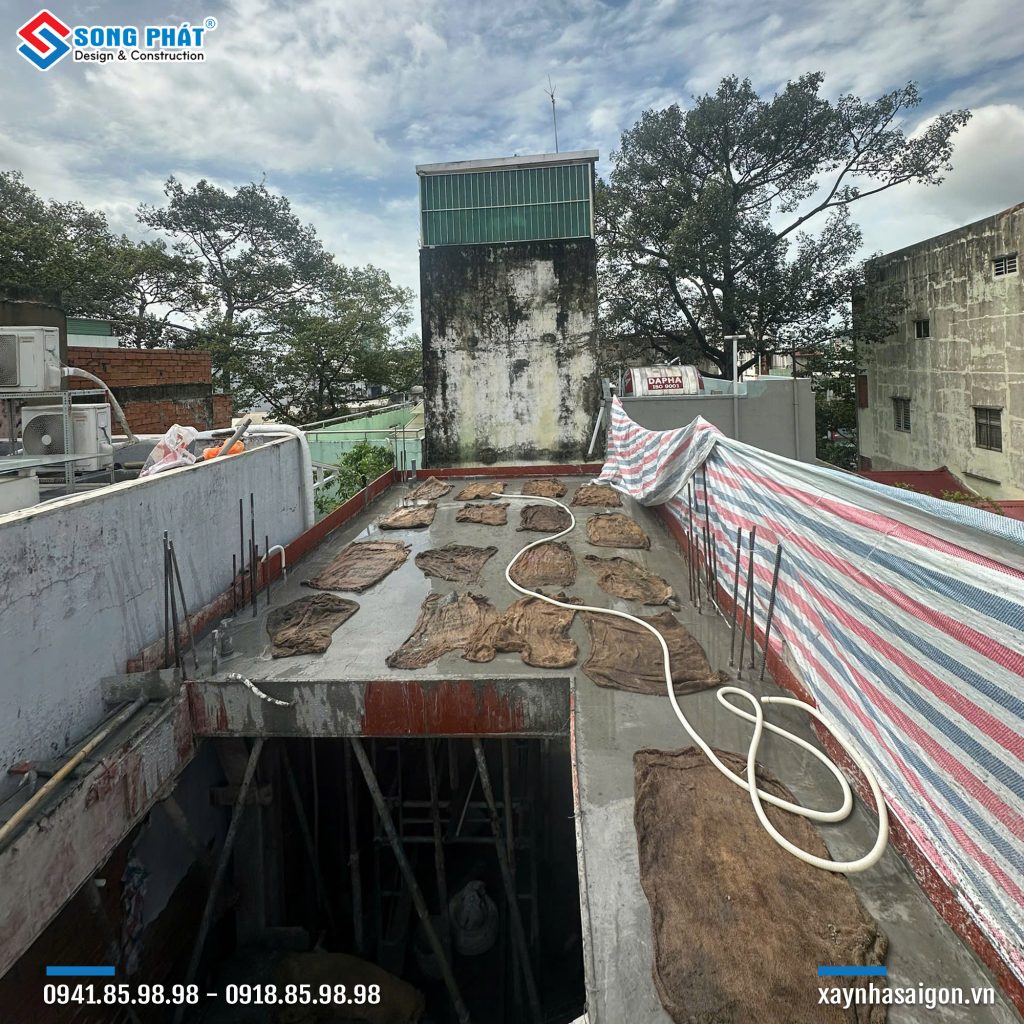 Bao che, tưới ẩm bảo dưỡng bê tông sàn 