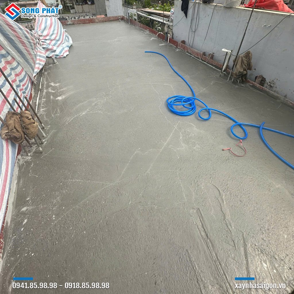 Đổ bê tông sàn lầu 3