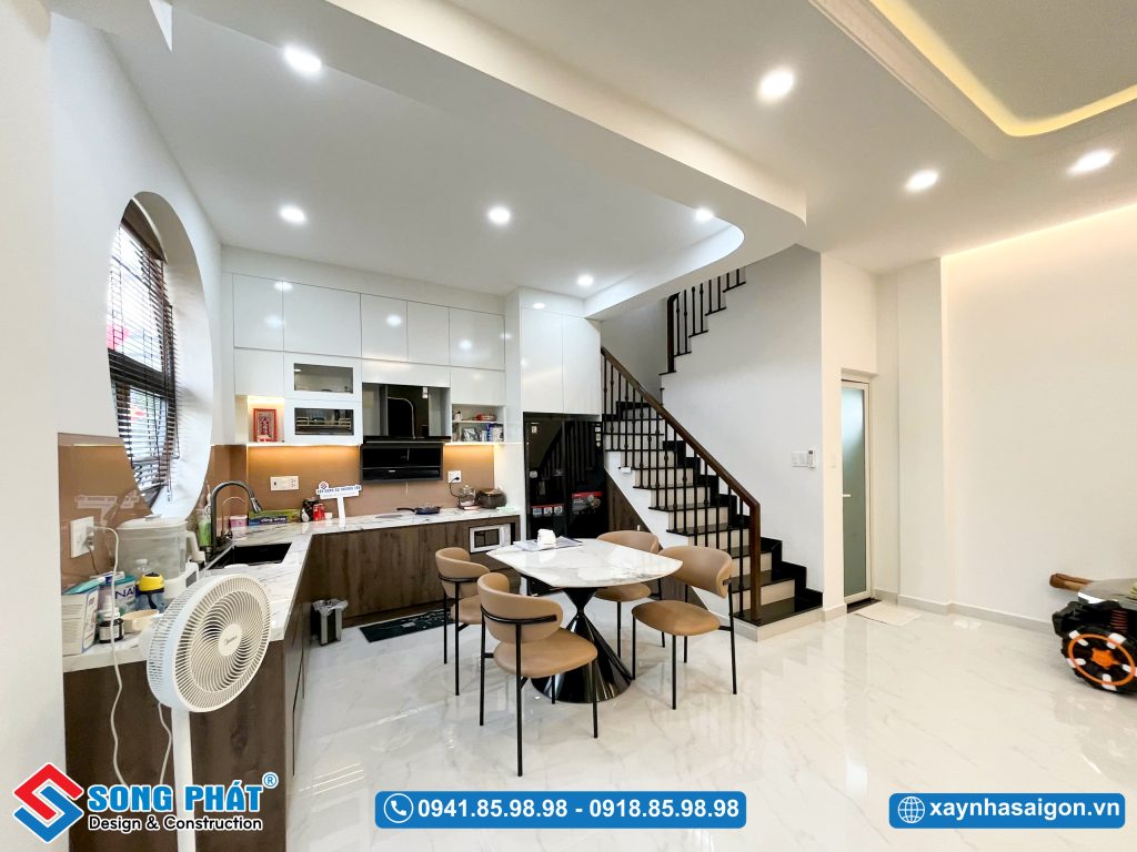 Không gian khách và bếp kết nối với nhau tạo sự thoáng đạt cho tổng thể