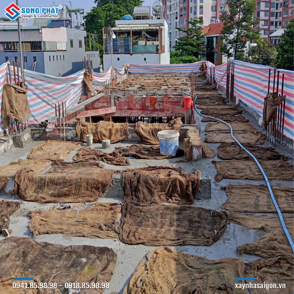 Bao che, tưới ẩm bảo dưỡng bê tông sàn 