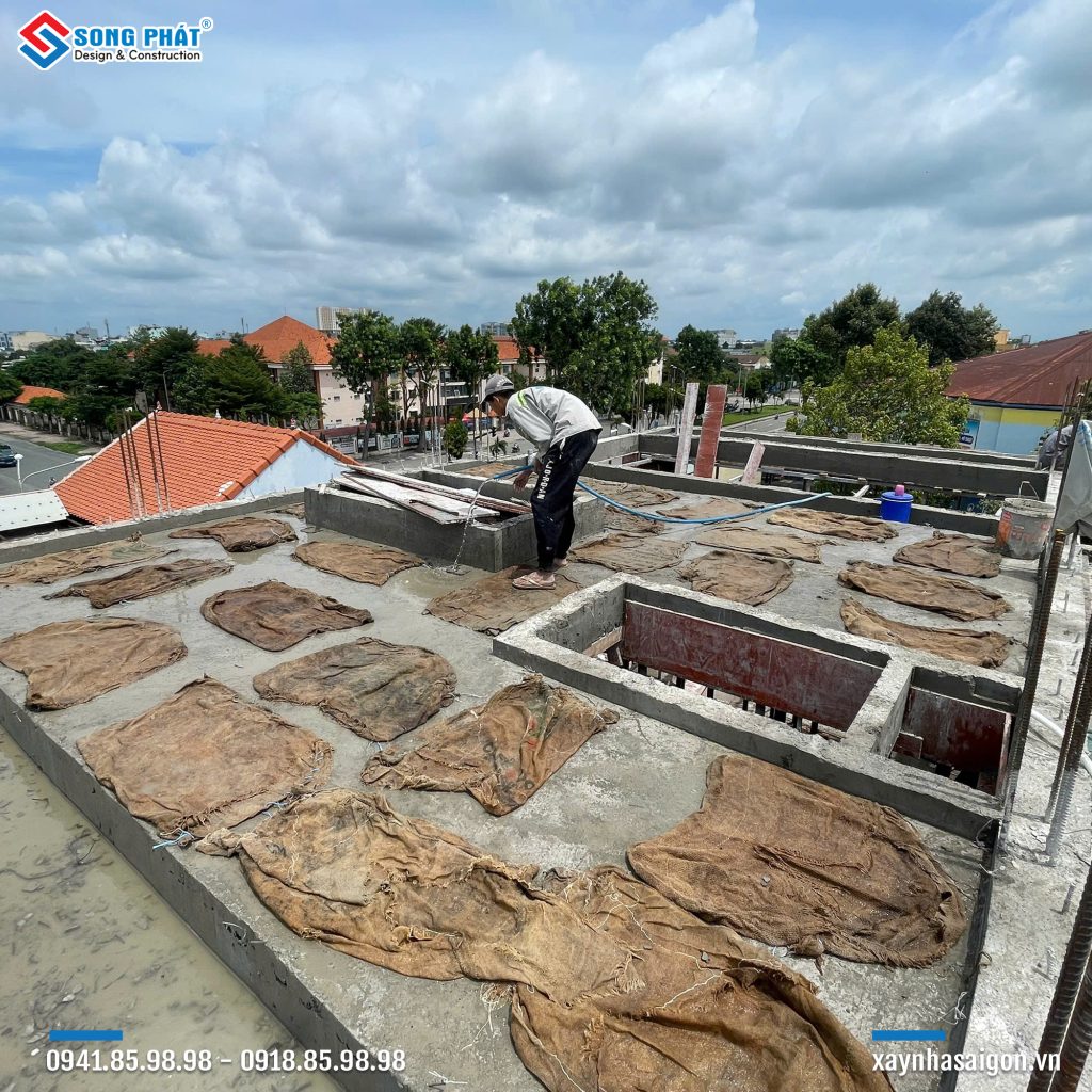 Bao che, tưới ẩm bảo dưỡng bê tông sàn 