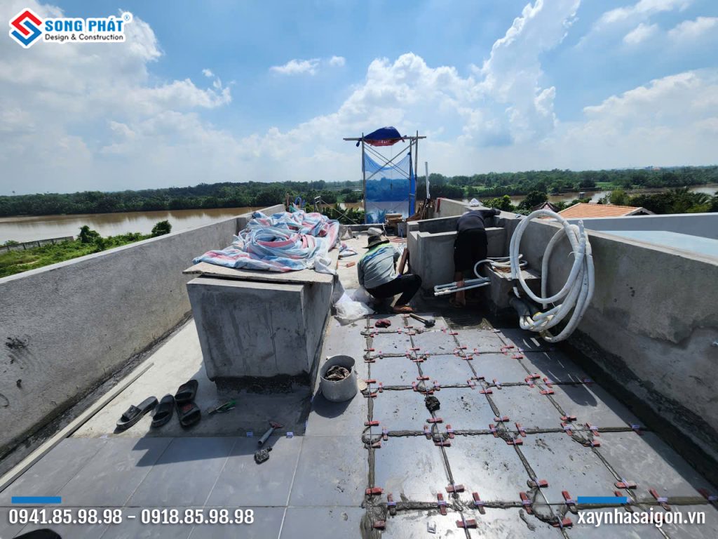 09/10 Ốp gạch sân thượng 