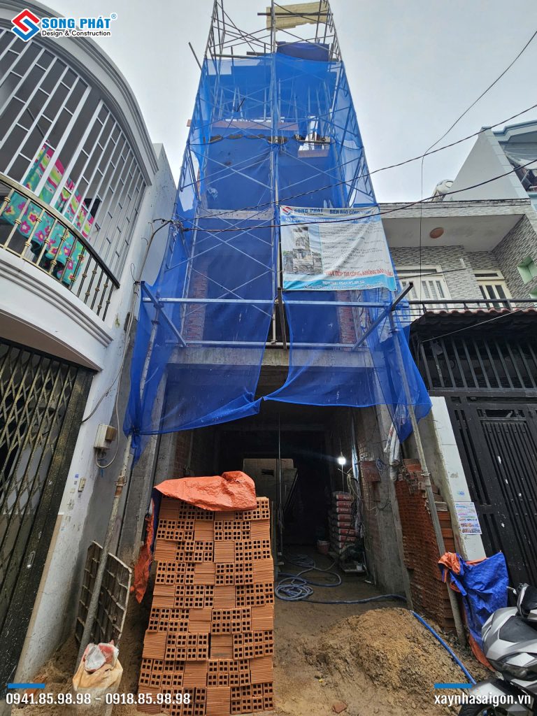 Mặt tiền ngôi nhà đang thi công ngày 12/11