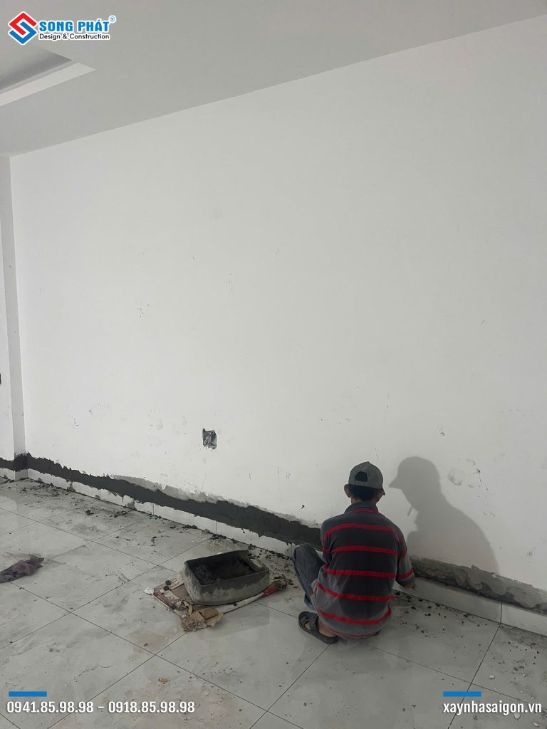 09/10 ốp len chân tường 
