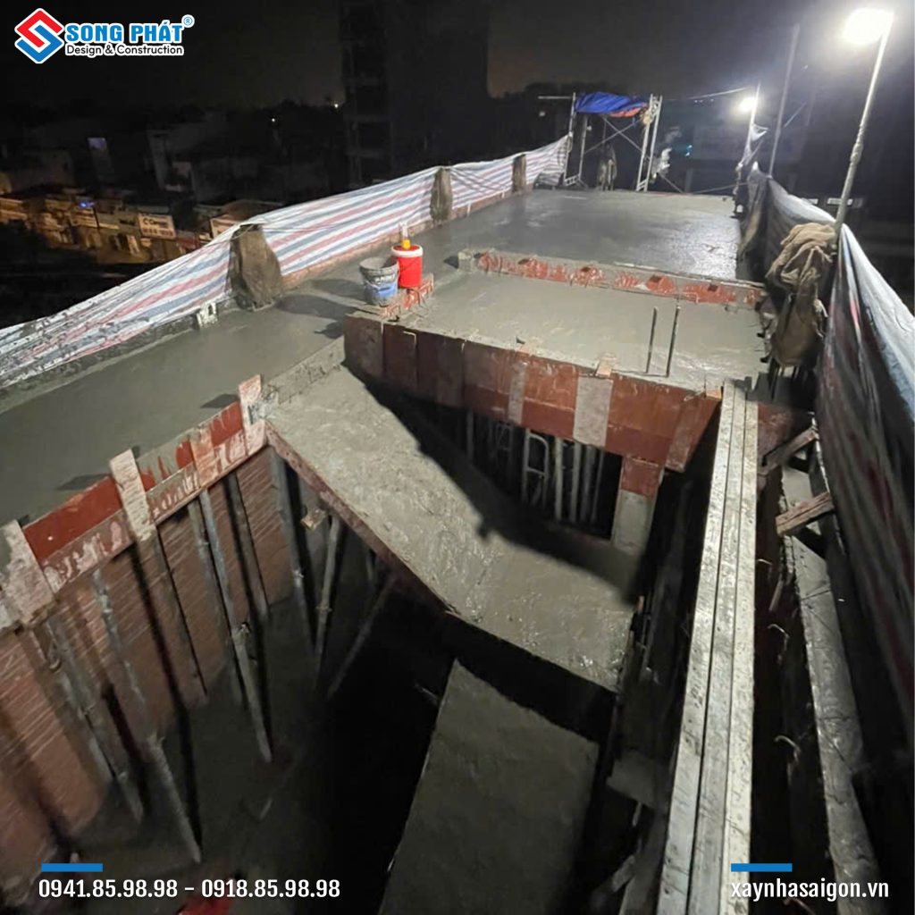 Đổ bê tông sàn lầu 4