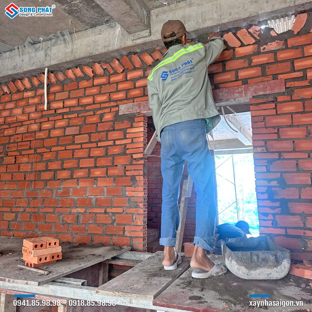 26/08 Xây tường ngăn lầu 2